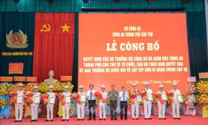 Công bố các quyết định nhân sự Công an thành phố Cần Thơ (mới)