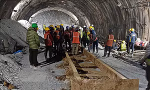 Tạm dừng chiến dịch giải cứu vụ sập đường hầm ở Ấn Độ