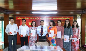 Học và làm theo Bác để xứng đáng được đứng trong hàng ngũ của Đảng
