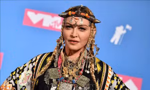 'Nữ hoàng nhạc Pop' Madonna lùi lịch lưu diễn tới tháng 10