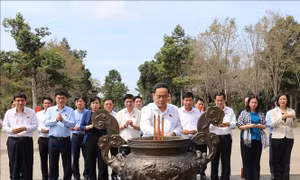 Chủ tịch Quốc hội Trần Thanh Mẫn thăm khu Di tích Quốc gia đặc biệt Bộ Chỉ huy miền Tà Thiết