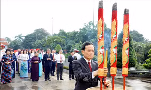 Lãnh đạo TP Hồ Chí Minh dâng hương tưởng niệm Chủ tịch Hồ Chí Minh, Chủ tịch Tôn Đức Thắng