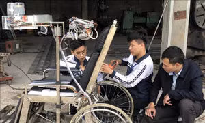 Học sinh Ninh Bình sáng chế giường hỗ trợ người mất khả năng vận động tay chân