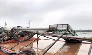 Bắt 5 tàu khai thác cát trái phép trên sông Ninh Cơ