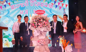 Lưu học sinh Lào háo hức đón Tết cổ truyền Bunpimay trên đất Cố đô Huế
