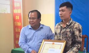 Hành động đẹp của lái xe taxi trả lại tài sản cho người đánh rơi
