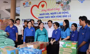 Chuyến xe nghĩa tình chở 20 tấn hàng hóa đến với bà con vùng lũ