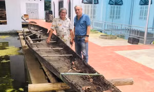 Thuyền cổ vượt non cao