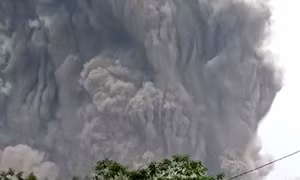Núi lửa Semeru tại Indonesia phun trào cột tro bụi cao 2 km
