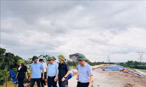 Hà Nội: Kịp thời hỗ trợ cho người dân bị cô lập do ngập lụt ở Trung Giã