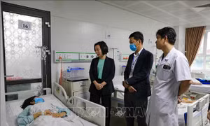 Thăm hỏi, động viên các nạn nhân trong vụ tai nạn đặc biệt nghiêm trọng tại Lào Cai