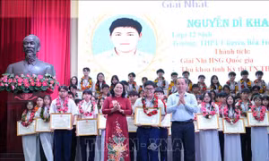 Trao thưởng cho các học sinh giỏi, dũng cảm cứu người