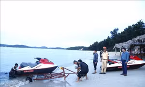 Đình chỉ hoạt động mô tô nước trái phép tại bãi tắm ở Cô Tô