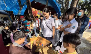 San sẻ yêu thương qua chương trình 'Tết cho em', 'Tết Nhân ái'