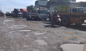 Mất an toàn giao thông vì 'ổ voi' trên đường DT743 