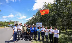 Dựng 'Tuyến đường cờ Tổ quốc', tiếp sức học sinh khó khăn