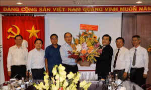 Bí thư Thành ủy TP Hồ Chí Minh thăm, chúc mừng Cơ quan TTXVN khu vực phía Nam