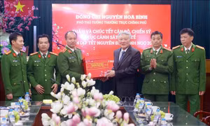 Phó Thủ tướng Thường trực chúc Tết cán bộ, chiến sĩ Cục Cảnh sát điều tra tội phạm về tham nhũng, kinh tế, buôn lậu
