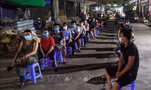 Lấy mẫu xét nghiệm COVID-19 cho tiểu thương chợ Long Biên trong đêm