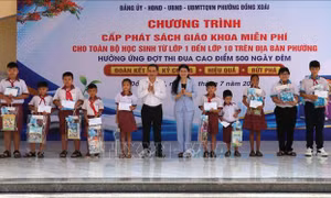 Mượn sách giáo khoa miễn phí, viết tiếp ước mơ đến trường