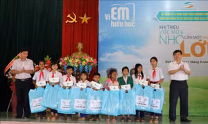Tặng 540 suất học bổng cho học sinh nghèo hiếu học tại tỉnh Kon Tum