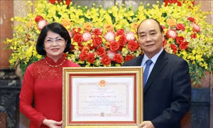 Trao tặng Huân chương Độc lập hạng Nhất cho nguyên Phó Chủ tịch nước Đặng Thị Ngọc Thịnh