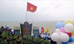 Thiêng liêng Lễ chào cờ đầu năm mới 2021 tại điểm cực Đông trên đất liền