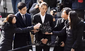 Ca sĩ K-pop Seung-ri và Jung Joon-young được trả tự do sau thẩm vấn