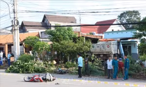  Xe ben tông chết người đi xe máy rồi đâm sầm vào nhà dân