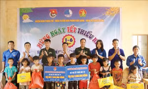 Mang Tết thiếu nhi sớm đến với trẻ em nghèo biên giới Lai Châu