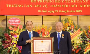 Thủ tướng Nguyễn Xuân Phúc trao Huân chương Độc lập hạng Nhất cho ông Nguyễn Quốc Triệu
