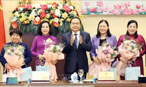 Chủ tịch Quốc hội gặp mặt nữ đại biểu Quốc hội hoạt động chuyên trách