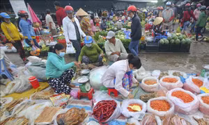 Nhộn nhịp chợ quê giữa lòng thành phố ngày 30 Tết