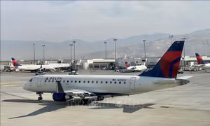 Mỹ: FAA thông báo vụ máy bay Boeing 757 rơi bánh trước khi đang chờ cất cánh