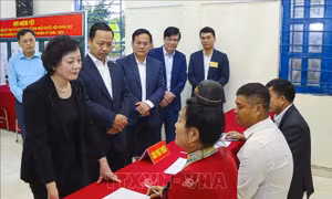 Phó Thủ tướng Phạm Thị Thanh Trà kiểm tra công tác bầu cử ở Điện Biên
