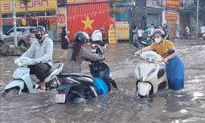 Sáng 2/10, người dân Hà Nội vẫn bì bõm trong 'biển nước'