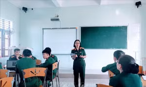 Nữ sĩ quan thông tin giỏi việc nước, đảm việc nhà