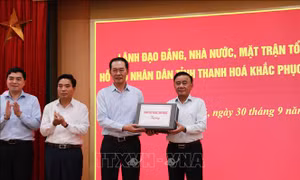 Đồng chí Trần Cẩm Tú thăm, hỗ trợ nhân dân tỉnh Thanh Hóa bị thiệt hại do cơn bão số 10