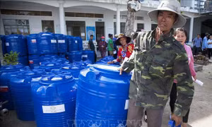 Trao thùng chứa nước tặng bà con gặp khó khăn do hạn mặn tại Kiên Giang