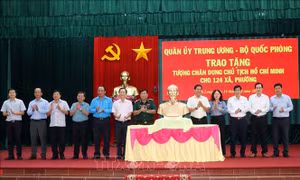 Trao tặng 124 tượng chân dung Chủ tịch Hồ Chí Minh