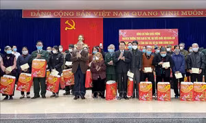 Đồng chí Trần Quốc Vượng tặng quà Tết gia đình chính sách và đặc biệt khó khăn ở Yên Bái