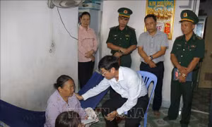 Thăm hỏi, động viên ngư dân có tàu bị cháy trên biển Phú Hài
