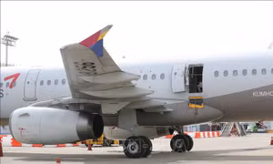 Tòa án Hàn Quốc phát lệnh bắt giữ hành khách mở cửa máy bay Asiana Airlines