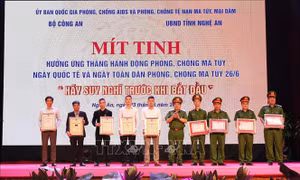 Phó Thủ tướng Vũ Đức Đam dự mít tinh hưởng ứng Ngày quốc tế và Ngày toàn dân phòng, chống ma túy