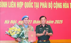Trao Quyết định của Chủ tịch nước cho sĩ quan đi gìn giữ hòa bình tại Trung Phi