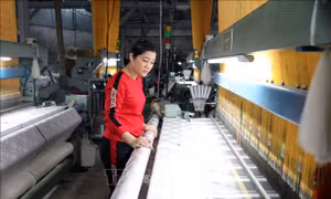 Từ khung cửi truyền thống đến công nghệ mới, lụa Nha Xá đổi thay giữ nghề