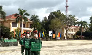 Bộ đội trao hàng nghìn phần quà giúp người dân bị ảnh hưởng nặng bởi dịch COVID-19