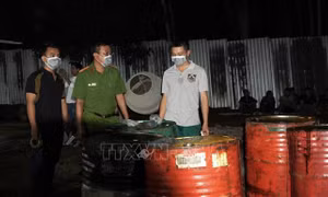 Công an đột kích cơ sở nấu nhớt thải quy mô lớn tại Châu Đức (Bà Rịa - Vũng Tàu)