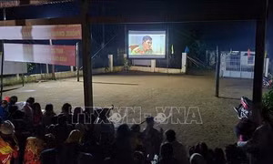 Chiếu phim lưu động - mang 'món ăn tinh thần' tới buôn làng Tây Nguyên