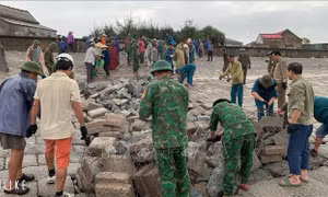 Hà Tĩnh: Huy động lực lượng gia cố kè biển Cẩm Nhượng sau mưa lớn